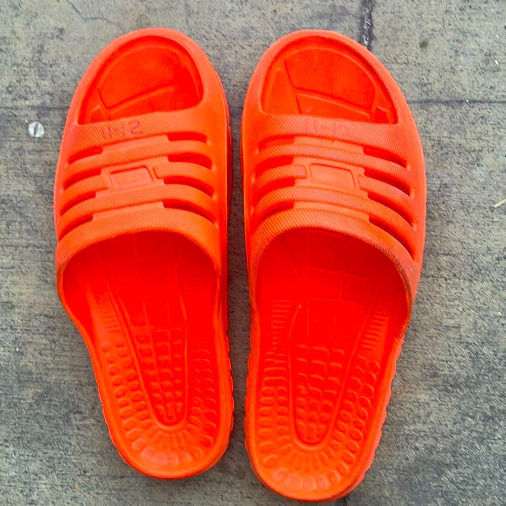 I’m selling some sandals from prison